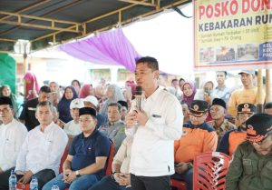 Bupati Rokan Hilir Berikan Bantuan Berupa Sembako Kepada 33 Rumah Korban Kebakaran