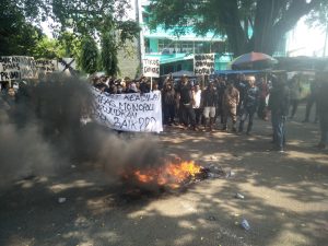 Ratusan FPP unras dihalaman gedung setda kabupaten sukabumi,dugaan adanya Monster,pengendali Anggaran pengadaan Alkes Di Dinkes kabupaten Sukabumi