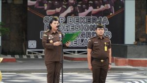 Asisten Pengawasan Kejaksaan Tinggi Riau Penerima Apel Kerja Pagi di Halaman Kantor Kejaksaan Tinggi Riau