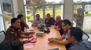 Penyerahan Tersangka dan Barang Bukti (Tahap II) Perkara Dugaan Tipikor pada Sekretariat DPRD Kab. Rohil dan Instansi lainnya T.A 2017