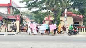 Diduga Karena Matinya Keadilan Bagi Masyarakat, Warga dan “Pocong” Datangi Polda Sumut