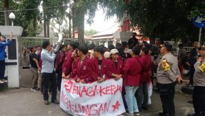 Pendopo kabupaten Sukabumi Digeruduk Puluhan Mahasiswa Nusa Putra Sukabumi, 8 Tuntutan Yang Harus Dijawab Pemda kabupaten Sukabumi