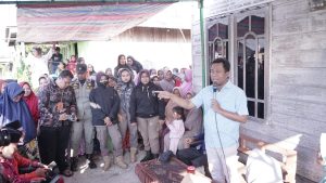 Temui Warga KPL, Wakil Bupati H. Sulaiman Serahkan Bantuan Sembako