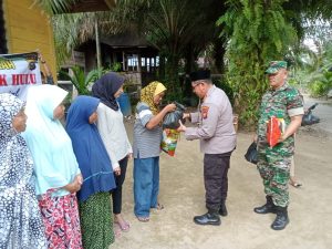 Jumat Barokah, Polsek Siak Hulu Bersama Koramil dan PT ABL Berikan Bansos Kepada Warga Kurang Mampu