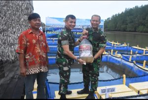 Kunjungan Kerja Ke Kecamatan Rupat, PANGDAM I/BB TABUR BENIH IKAN