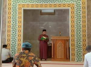 Tausiyah Dzuhur Yang Disampaikan Ust. Chairul Ichwan, S. PDI yang diikuti oleh pegawai di lingkungan Kejaksaan Tinggi Riau.