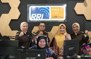 Jaksa Fungsional Bidang Intelijen Kejaksaan Tinggi Riau Taufikul Amri, S.H dan Sukatmini, S.H., M.H Menjadi Narasumber Dalam Dialog Interaktif Program Jaksa Menyapa