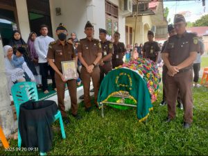 KOORDINATOR BIANG TINDAK PIDANA KHUSUS KEJAKSAAN TINGGI RIAU MEMIMPIN PROPESI PELEPASAN JENAZAH