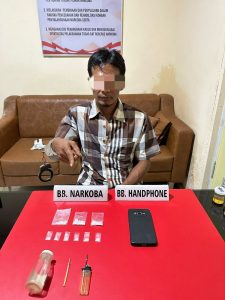 Satnarkoba Tangkap Pelaku Narkoba Sedang Duduk di Bawah Pohon Kelapa Sawit