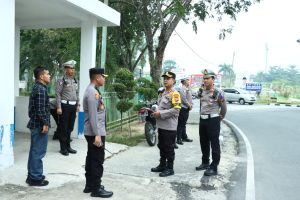 Kapolres Kampar Cek Pelaksanaan Strong Point Pagi, Sekaligus Berikan Pelayanan Kepada Masyarakat