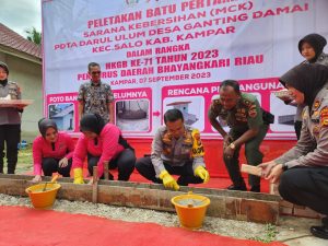 Kapolres Kampar Melakukan Peletakan Batu Pertama Pembangunan MCK di PDTA Darul Ulul