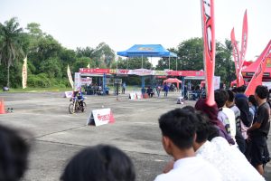 Cuaca Panas Tak Surutkan Semangat Pembalap dan Penonton Kejurnas Drag Bike di Lanud Roesmin Nurjadin