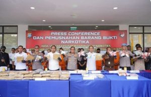 Wakapolda Riau Brigjen Pol.K Rahmadi Pimpin Pemusnahan Barang Bukti Narkoba Dari 16 Tersangka Yang Diamankan