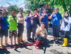 Atasi Banjir, Lurah Bersama Bhabinkamtibmas, RT dan Warga Goro Bersihkan Saluran Air 