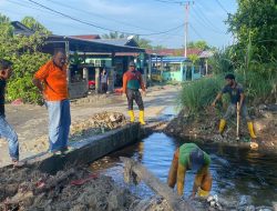 Kepala Dinas Lingkungan Hidup (DLH) Rokan Hilir Suwandi, S.Sos, Bersama Tim Satgas Tangani Banjir di Wilayah Kecamatan Bangko