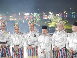 Hadiri Pembukaan MTQ Riau di Inhu, Bupati Rohil Serahkan Piala Bergilir