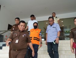 Tim Penyidik Pidsus Penahanan 1 (satu) Orang Tersangka Dugaan Tipikor Uang Kas Bank Riau Kepri Syariah Indragiri Hulu Kuala Kilan