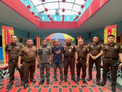 Penyerahan Tersangka Dan Barang Bukti Perkara Dugaan Tipikor Pada Dinas Pekerjaan Umum Kabupaten Indragiri Hilir TA. 2012