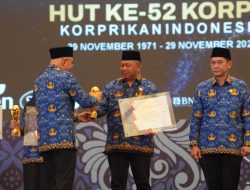 Prof. ST Burhanuddin : Meraih Life Achievement Award Dari Dewan Pengurus KORPRI