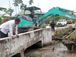 Kepala dinas lingkungan hidup Rokan Hilir Suwandi S.Sos : Rutin Normalisasi Parit dan Sungai, Antisipasi Banjir di Musim Hujan Tiba