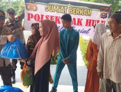 Jumat Berkah, Polsek Siak Hulu Berbagi Sembako Kepada Warga Kurang Mampu