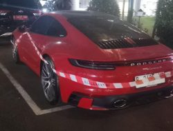 Tim Jaksa Penyidik Menyita Satu Unit Mobil Milik Tersangka NPWH alias EH Terkait Perkara BAKTI KOMINFO