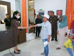 Kejari Rohil Pasangkan Gelang Detection Kit Pada 2 Tahanan Kota