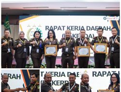 WAKAJATI RIAU MEMBERI PIAGAM PENGHARGAAN KEJARI TERBAIK PADA RAKERDA KEJATI RIAU TAHUN 2023