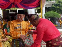 Pawai Ta’aruf MTQ ke XVIII, Kadis DLH Rohil Beri Bingkisan Hasil Daur Ulang Sampah Kepada Bupati