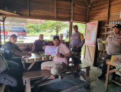 Kasat Binmas Polres Kampar Bagi-bagi Brosur Himbauan dan Edukasi Pada Warga Silam