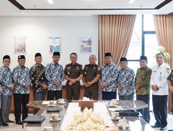 Kajati Riau Akmal Abbas, Didampingi Wakil Kepala Kejaksaan Tinggi Riau Hendrizal Husin Terima Kunjungan Kerja Ketua Wilayah Muhammadiyah Riau