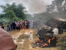 Massa Bakar Mobil Diduga Pelaku Pencurian Hewan Ternak