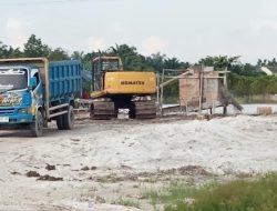 Ditengah Banjir Membawa Duka, Aktifitas Galian C Masih Terlihat Lalu-lalang di Desa Kualu