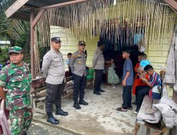 Kapolsek Kempas bersama Personil Amankan Ibadah Misa Natal Tahun Baru 2024.