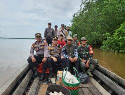 Patroli Gabungan 3 Pilar Polsek Kempas Menyusuri Sungai Ciptakan Kamtibmas Yang Aman Jelang Pemilu 2024