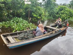Salut, Bhabinkamtibmas Kempas Bersama Babinsa Kompak, Antar Warga Pulang Lewati Sungai Gunakan Perahu Motor