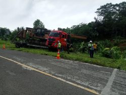 Mobil bermuatan Alat Berat tidak kuat menanjak,Hingga terperosok hampir masuk sawah.