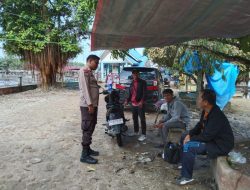 Tak Kenal Lelah, Bhabinkamtibmas Desa Buluh Cina Polsek Siak Hulu Giat Cooling System Pemilu Damai