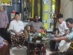 Malam-malam, Bhabinkamtibmas Polsek Tambang Sambangi Warga Menyampaikan Pemilu Damai