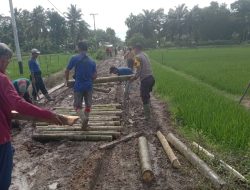 Respon Cepat, Polsek Kempas Bantu Warga Perbaiki Jalan Rusak.