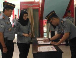 SEMANGAT RAIIH WBK 2024, KEPALA RUTAN KELAS I PEKANBARU PIMPIN APEL DAN PENANDATANGANAN PAKTA INTEGRITAS