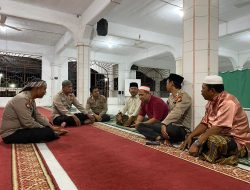 Rutinitas Personil Polsek Kateman, Sholat Berjamaah Keliling, Sekaligus Laksanakan Sosialisasi Pemilu Damai