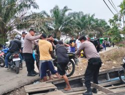 Terus Bantu Warga, Polisi Cooling System dan Sampaikan Pesan Kamtibmas Pemilu Damai di Lokasi Banjir