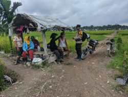 Sambangi Petani, Bhabinkamtibmas Polsek Kempas Ajak Waspadai Berita Hoax Pemilu.