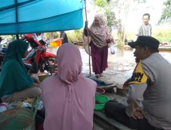 Acungan Jempol,  Bhabinkamtibmas Buluh Cina Polsek Siak Hulu Terus Beri Edukasi Cooling System Pemilu Damai