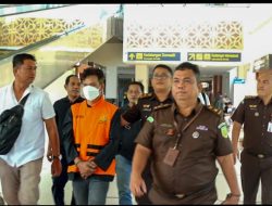 Pidsus Kejati Riau menjemput DPO Tersangka FA di Bandara Internasional Sultan Syarif Kasim II, Kota Pekanbaru