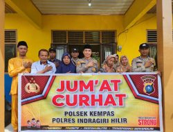 Jumat Curhat dan Jumat Barokah Polsek Kempas, Susuri Sungai Indragiri gunakan Perahu Motor.