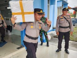 Pastikan Aman, Kapolsek Tambang Langsung Angkat Logistik Pemilu ke Mobil