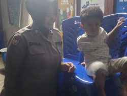 Jaga Kotak Suara Briptu Fredina Rezki Effendi Sambil Mengasuh Anaknya