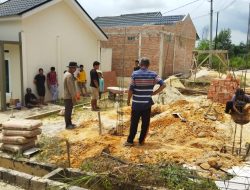 Warga Perumahan Fajar Asri 5 Gotong Royong Bahu Membahu Membangun Pos Ronda